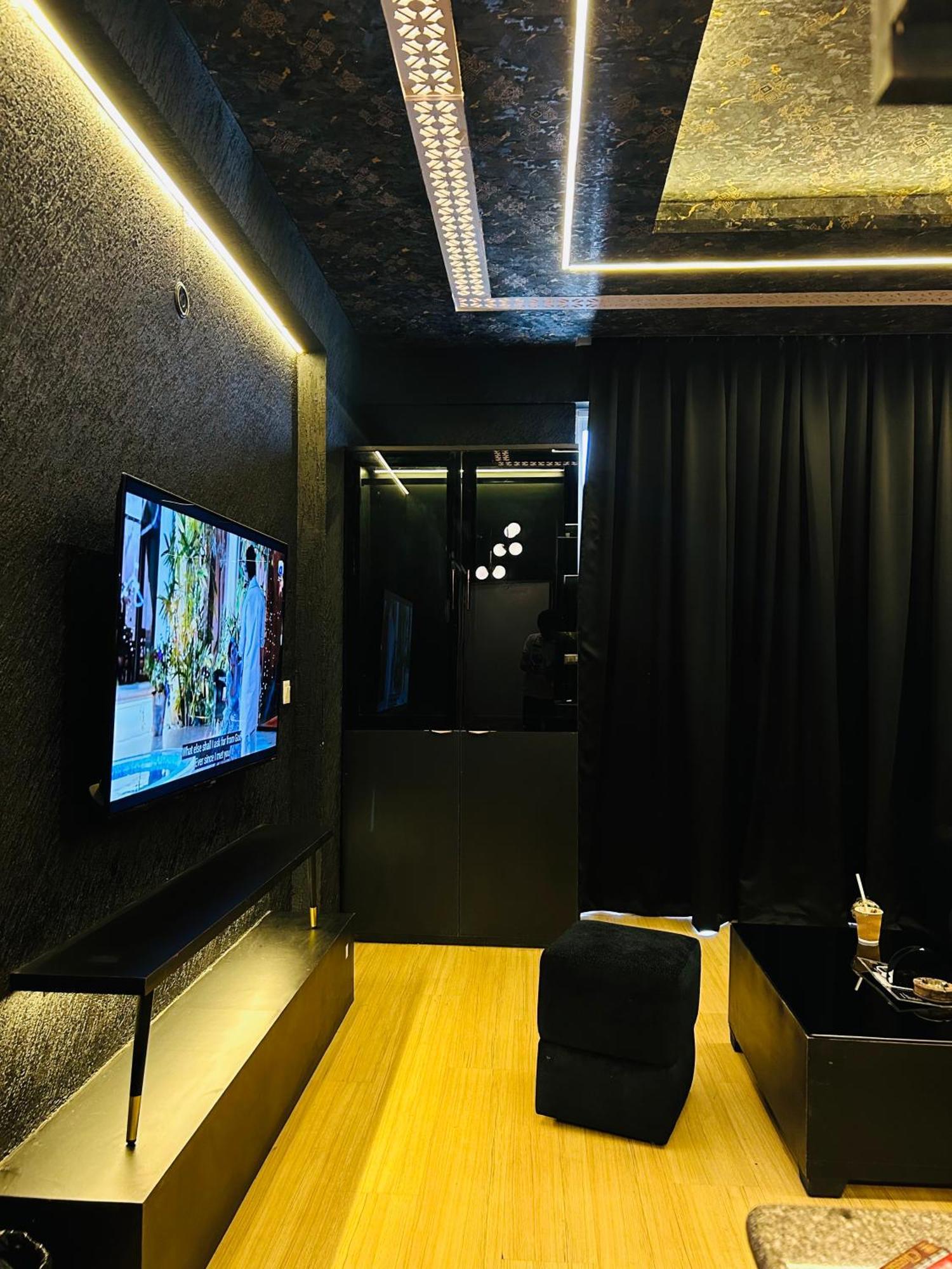 Shades Of Black 2 Hotel Lucknow Buitenkant foto